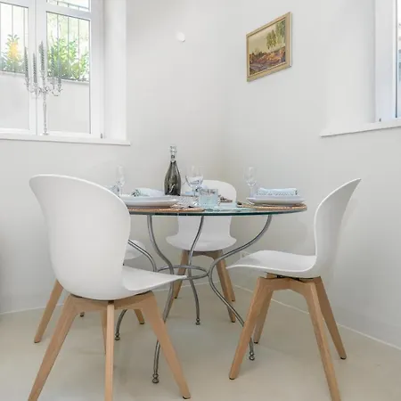 Exklusiv: Historisches Mit Deckengewoelbe Lägenhet *